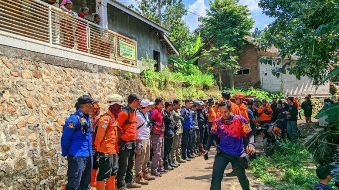 Tim SAR bersiap di jalur pendakian Gunung Saeng, Desa Sumberwaru, Kecamatan Binakal, Kabupaten Bondowoso, Jawa Timur, Jumat (2/5/2025). Tim SAR dan Tim drone Basarnas menemukan sosok diduga penyintas yang jatuh di jalur pendakian Gunung Saeng. 