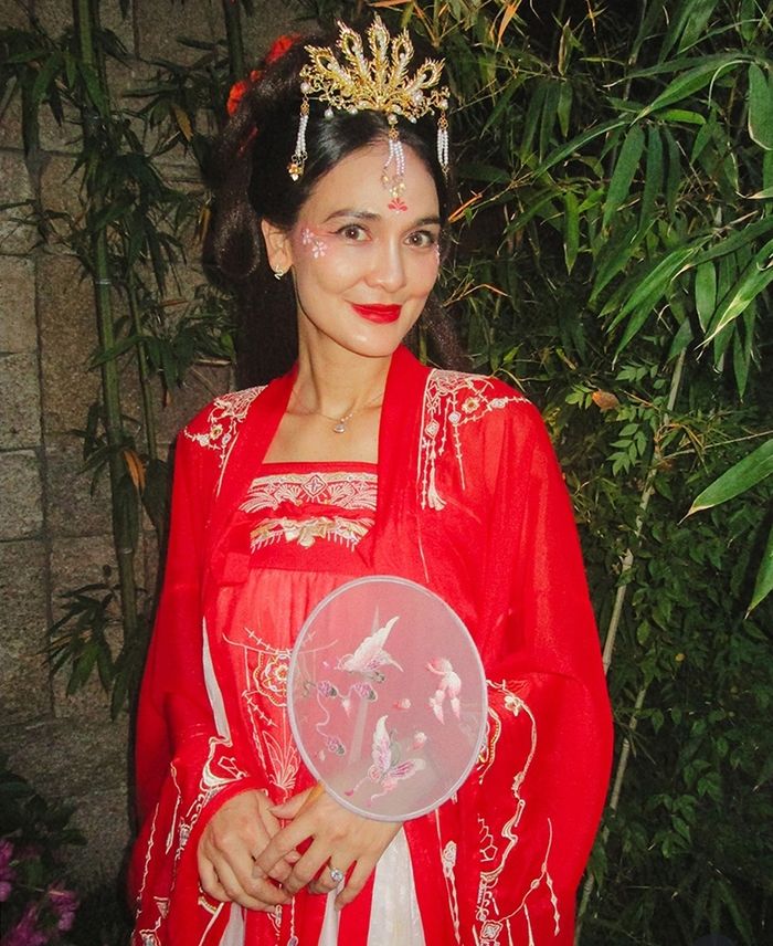Luna Maya kenakan hanfu di acara bridal shower.