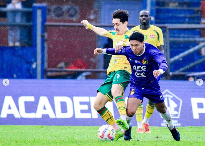 Suasana pertandingan Persik Kediri vs Persebaya Surabaya dalam laga pekan ke-31 Liga 1 2024/2025, di Stadion Brawijaya, Kediri, Senin (5/5/2025).