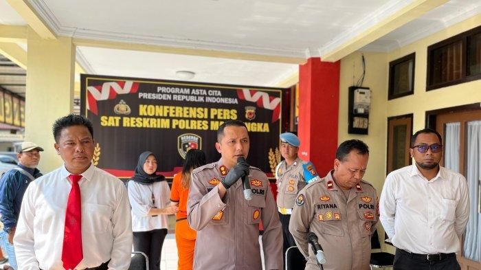 Kapolres Majalengka AKBP Willy Andrian, didampingi Kasatreskrim AKP Ari Rinaldo di Mapolres Majalengka (tengah) saat konpers pelaku pembunuhan   