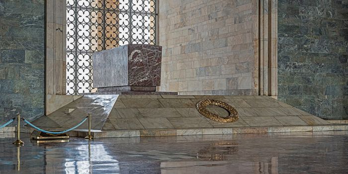Sarkofagus simbolis makam Atat&uuml;rk di dalam Aula Kehormatan.
