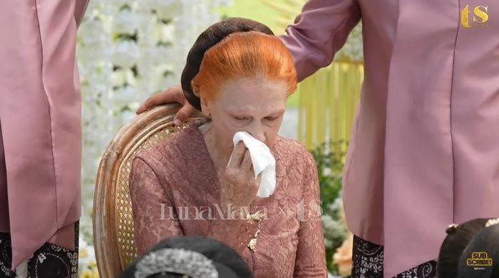 Ibunda Luna Maya menangis saat sungkeman