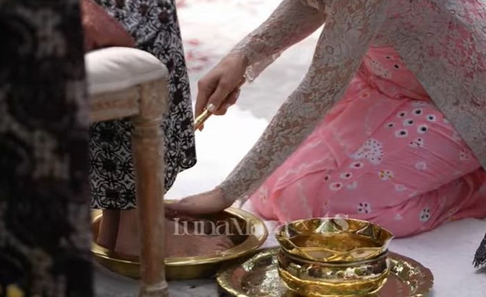 Luna Maya membasuh kaki sang ibu