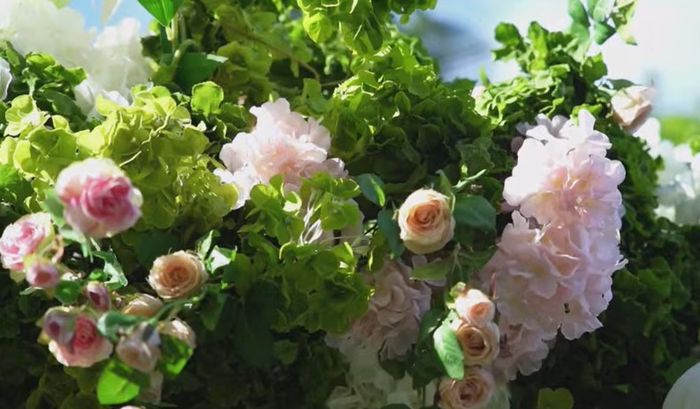 Lokasi siraman Luna Maya dihiasi bunga mawar