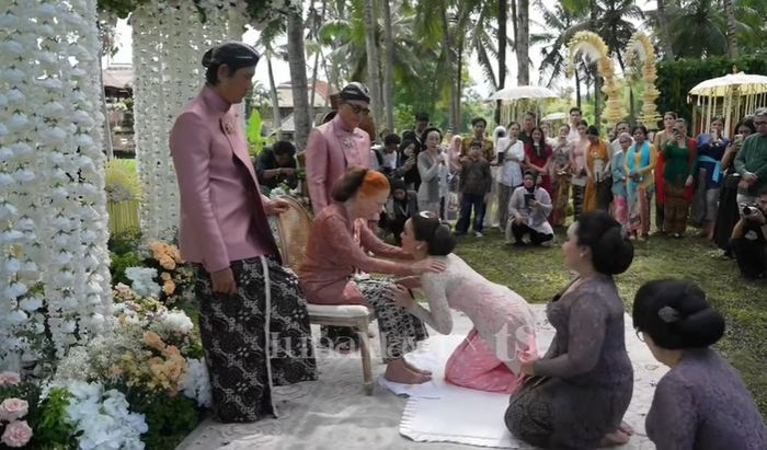 Prosesi sungkeman Luna Maya jelang siraman 
