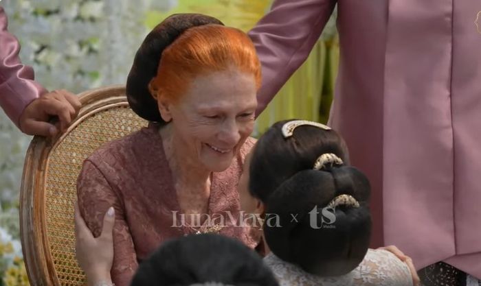 Prosesi sungkeman Luna Maya