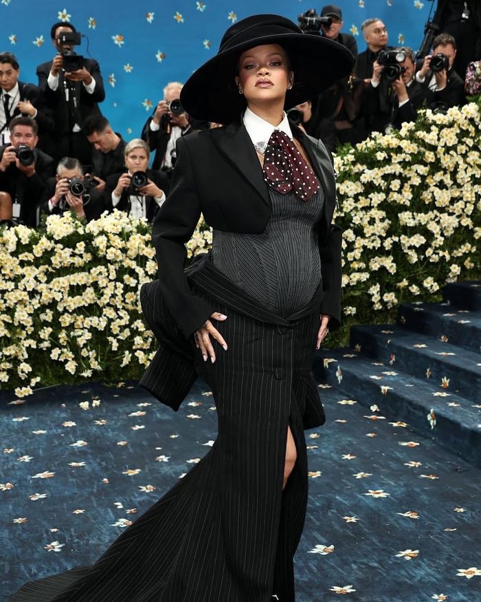 Rihanna dalam Met Gala 2025.