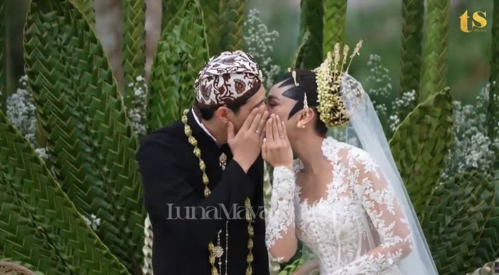 Luna Maya dan Maxime Bouttier pamer cincin pernikahan setelah resmi jadi suami istri.