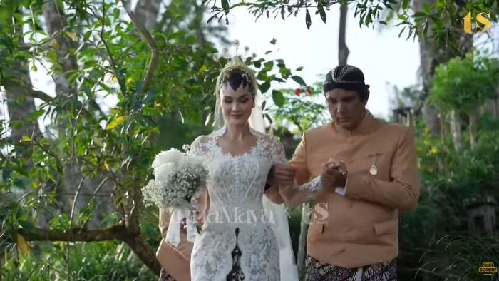 Gaun Pengantin Luna Maya