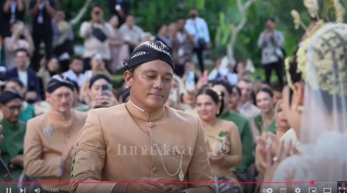 Tipi Jabrik, kakak Luna Maya yang berperan sebagai wali nikah sang adik. 