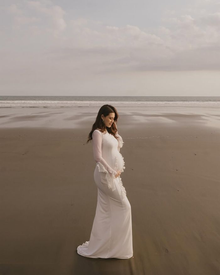 Maternity photoshoot Aaliyah Massaid.