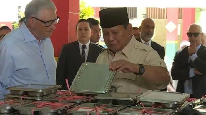 Presiden Prabowo Subianto meninjau pelaksanaan program Makan Bergizi Gratis (MBG) bersama pendiri Microsoft, Bill Gates, di SDN 03 Jati Pulogadung, Jakarta Timur, Rabu (7/5/2025).  