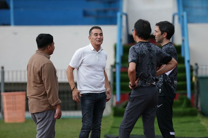 Pelatih timnas U-23 Indonesia, Gerald Vanenburg menyambangi latihan Persis Solo dan disambut langsung oleh Ong Kim Swee pada Rabu (7/5/2025).