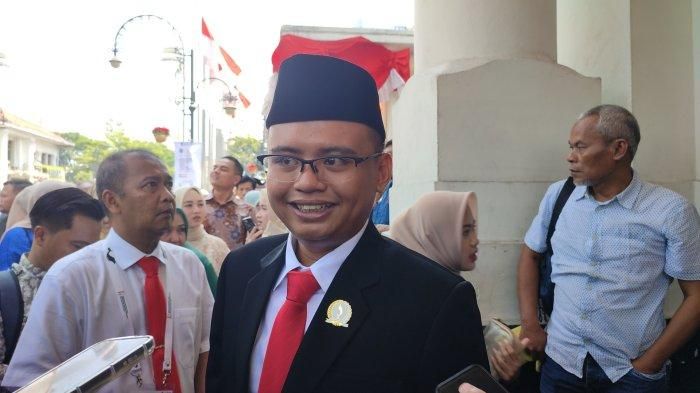 Maula Akbar Mulyadi Putra menjadi salah satu anggota DPRD Jabar termuda yang dilantik bersama ratusan anggota DPRD Jabar lainnya, di Gedung Merdeka, Kota Bandung, Senin (2/9/2024). Maula merupakan anak dari bakal calon gubernur Jabar, Dedi Mulyadi dari pernikahan dengan Sri Mulyawati. 