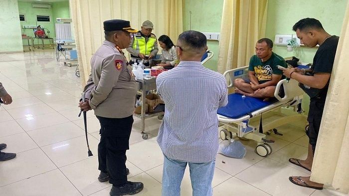Para korban mobil ambulans terjun ke jurang di Golo Lobos, Manggarai Timur sedang mendapatkan penanganan medis di RSUD Borong.  