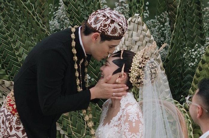 Isi souvenir pernikahan Luna Maya dan Maxime Bouttier terungkap. Ternyata mewah dan berfungsi banget.