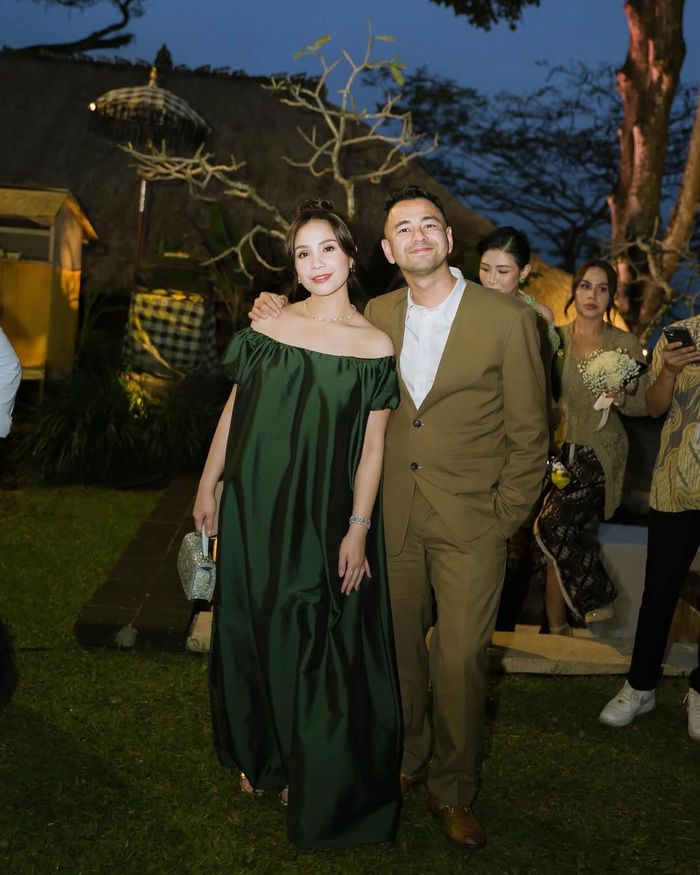 Raffi Ahmad dan Nagita Slavina di resepsi pernikahan Luna Maya dan Maxime Bouttier.