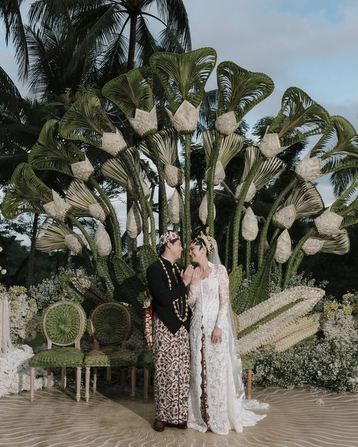 Busana Luna Maya dan Maxime Bouttier.