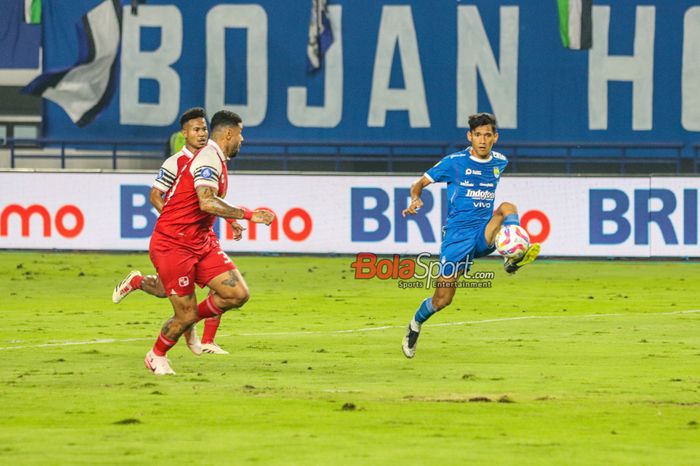 Ryan Kurnia (kanan) sedang menendang bola dalam laga pekan ke-32 Liga 1 2024/2025 antara Persib Bandung versus Barito Putera di Stadion Gelora Bandung Lautan Api, Bandung, Jawa Barat, Jumat (9/5/2025).