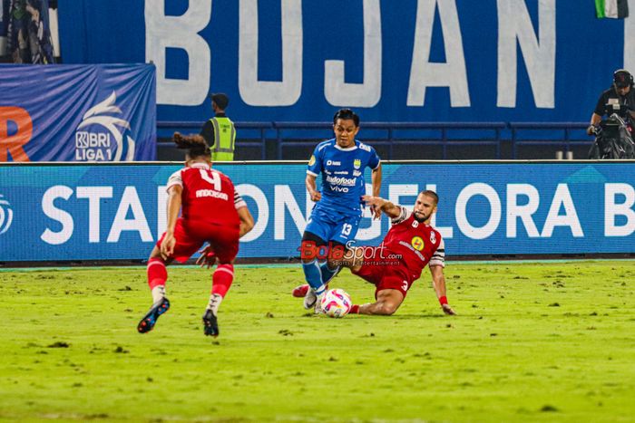 Murilo Mendes (kanan) sempat menekel Febri Hariyadi (tengah) yang sedang menguasai bola dalam laga pekan ke-32 Liga 1 2024/2025 antara Persib Bandung versus Barito Putera di Stadion Gelora Bandung Lautan Api, Bandung, Jawa Barat, Jumat (9/5/2025).