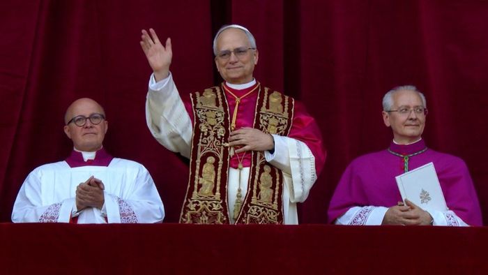 Paus Leo XIV menyambut publik di balkon Basilika Santo Petrus untuk pertama kalinya. Pada 10 Mei 2025, Vatican News merilis pidato Paus Leo IV tentang alasan ia menggunakan nama itu. '... Saya memilih nama Leo XIV. Ada beberapa alasan untuk ini, tetapi terutama karena Paus Leo XIII dalam Ensiklik bersejarahnya Rerum Novarum membahas persoalan sosial dalam konteks revolusi industri besar pertama. Pada zaman kita sekarang, Gereja menawarkan kepada semua orang khazanah ajaran sosialnya sebagai respons terhadap revolusi industri yang baru dan perkembangan dalam bidang kecerdasan buatan yang menghadirkan tantangan baru bagi pembelaan martabat manusia, keadilan, dan kerja.'