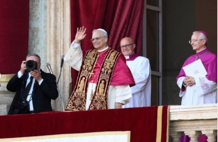 Paus Leo XVI menyapa para umat di balkon Basilika Santo Petrus