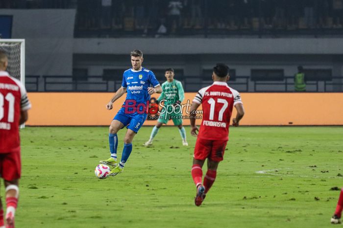 Nick Kuipers (kiri) sedang mengusai bola dalam laga pekan ke-32 Liga 1 2024/2025 antara Persib Bandung versus Barito Putera di Stadion Gelora Bandung Lautan Api, Bandung, Jawa Barat, Jumat (9/5/2025).