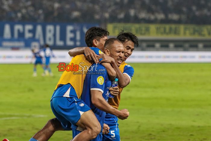 Gustavo Franca (tengah) sedang melakukan selebrasi bersama rekannya dalam laga pekan ke-32 Liga 1 2024/2025 antara Persib Bandung versus Barito Putera di Stadion Gelora Bandung Lautan Api, Bandung, Jawa Barat, Jumat (9/5/2025).