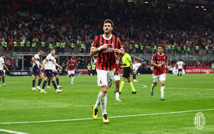 Santiago Gimenez merayakan golnya dalam partai AC Milan vs Bologna pada lanjutan pekan ke-36 Liga Italia di San Siro (9/5/2025).