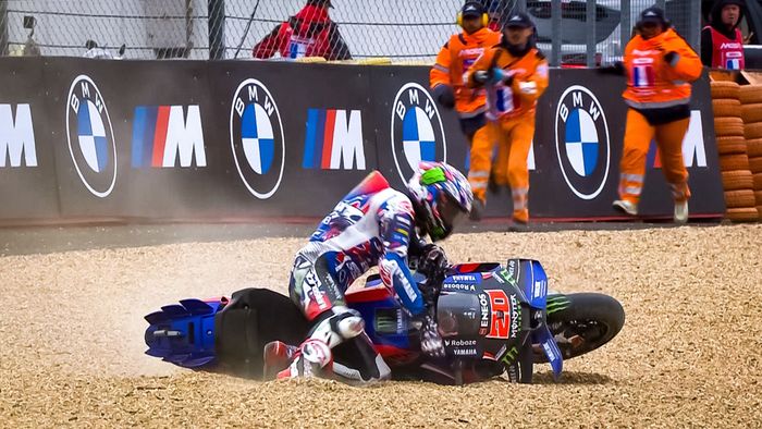Pembalap Monster Energy Yamaha, Fabio Quartararo, berusaha mengangkat motornya setelah terjatuh pada balapan MotoGP Prancis di Sirkuit Bugatti, Le Mans, Prancis, 12 Mei 2025.
