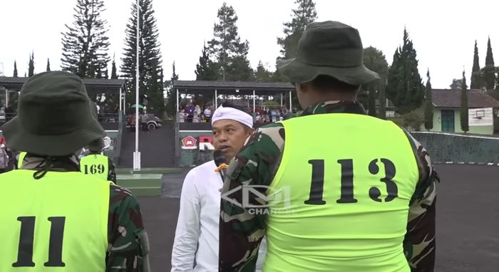 Dedi Mulyadi janjikan 25 juta untuk siswa di barak militer yang menang lomba baris berbaris.