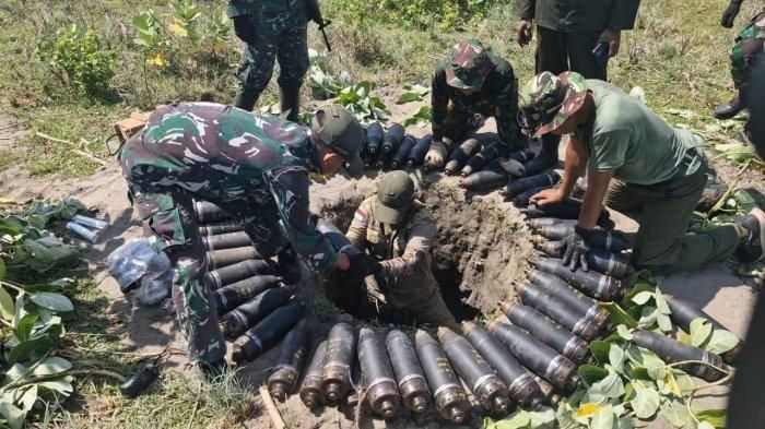 Foto diduga sumur tempat kejadian perkara dimana pemusnahan amunisi kedaluwarsa dilakukan di Desa Sagara, Kecamatan Cibalong, Garut, Senin (12/5/2025)