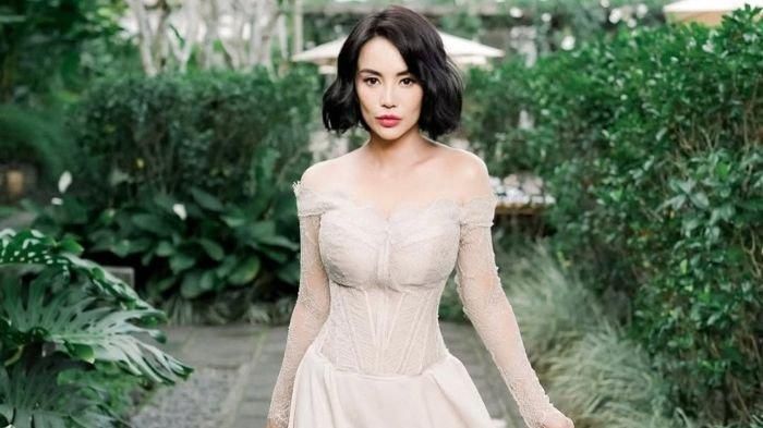 Profil Dearly Desiana, sosok yang dirumorkan dekat dengan Ari Lasso 