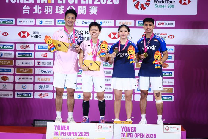 (Ki-Ka) Dejan Ferdinansyah, Siti Fadia Silva Ramadhanti, Felisha Alberta Nathaniel Pasaribu, Jafar Hidayatullah berpose di podim setelah final Taipei Open 2025 di Taipei Arena, Taiwan, 11 Mei 2025. Jafar/Felisha keluar sebagai juara.