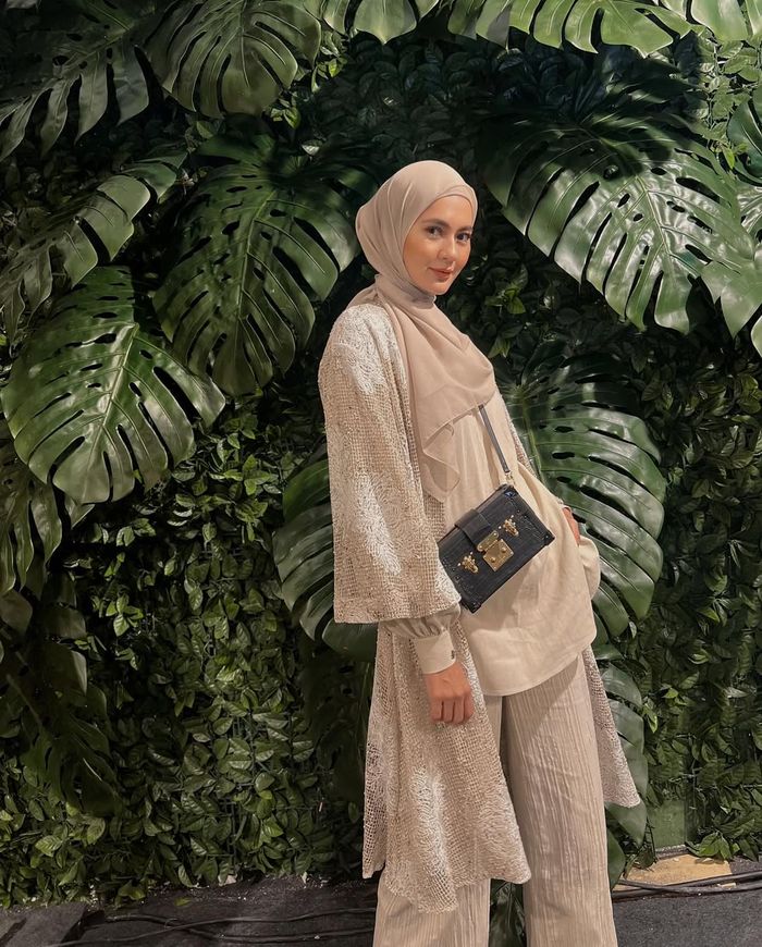 Tas branded melengkapi penampilan Paula Verhoeven.