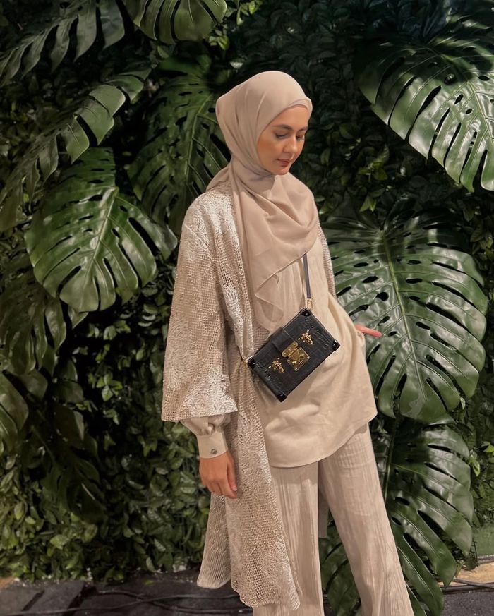 OOTD santun Paula Verhoeven dengan busana brand lokal.