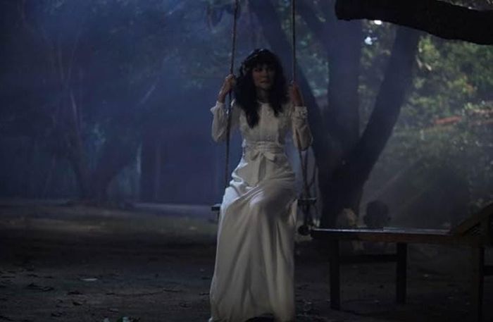 Penampilan Luna Maya dalam film Suzzanna: Bernapas dalam Kubur tahun 2018 