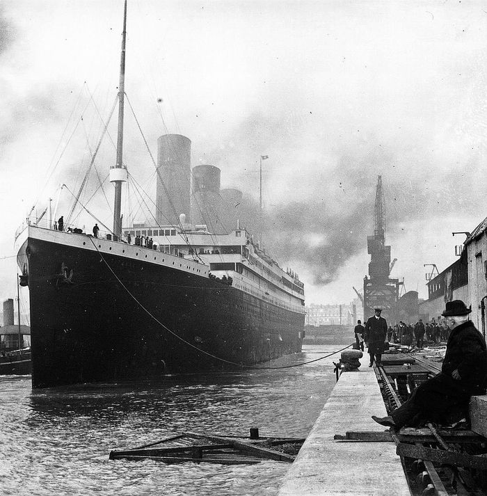 Kapal Titanic di dermaga Southampton sebelum keberangkatan.
