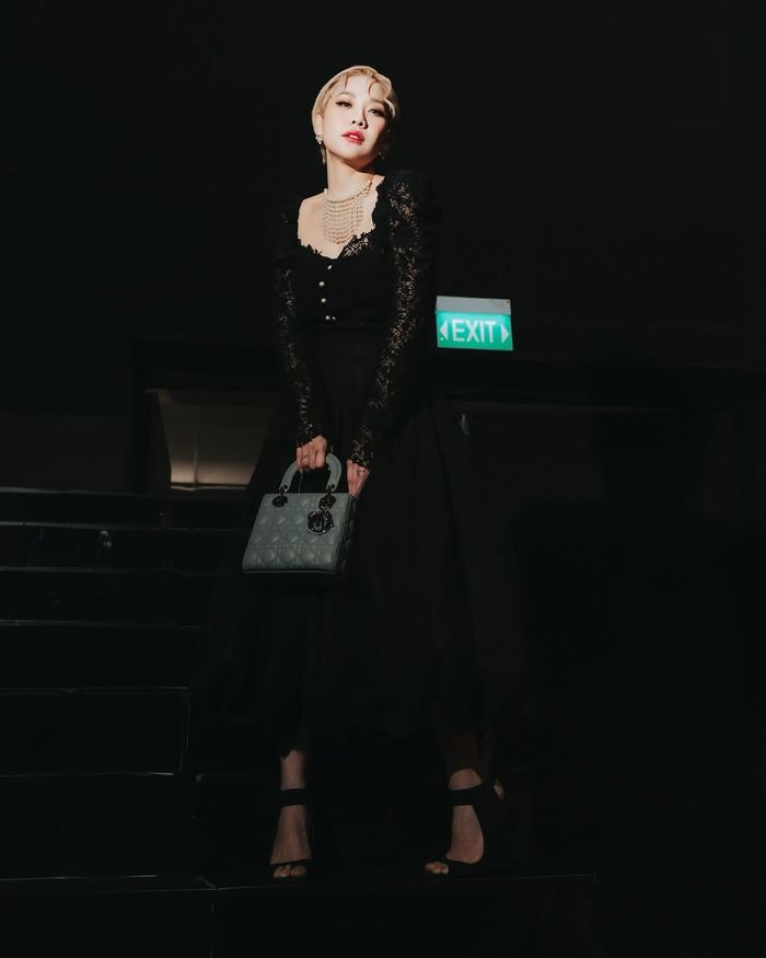 Dress lace Dior yang dikenakan Bunga Citra Lestari.