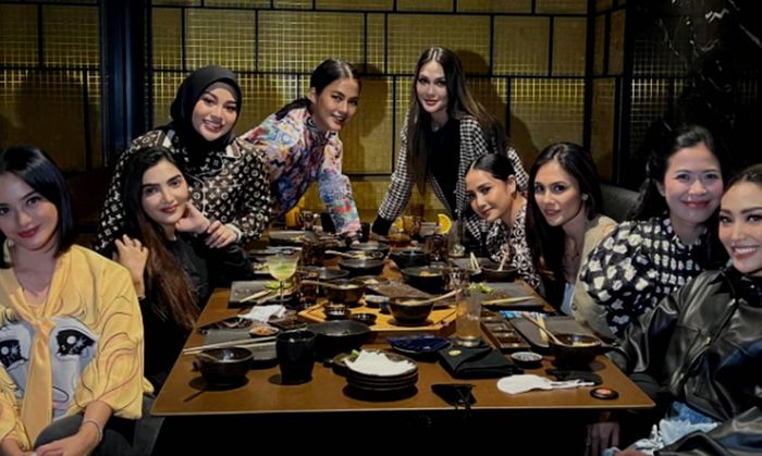 Luna Maya saat bersama Geng Cendolnya.