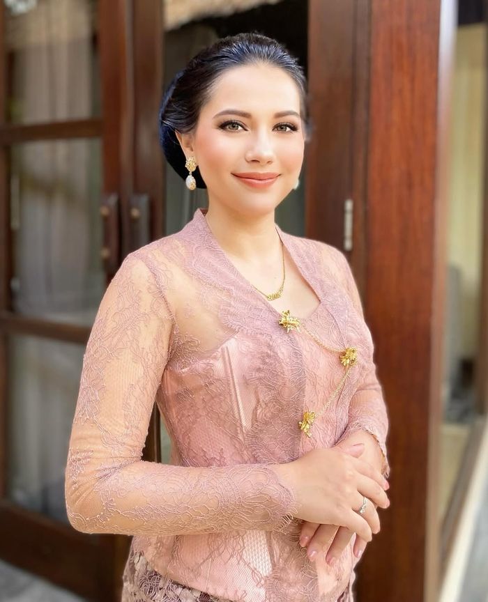 Elodie Bouttier saat resepsi pernikahan Luna dan Maxime.