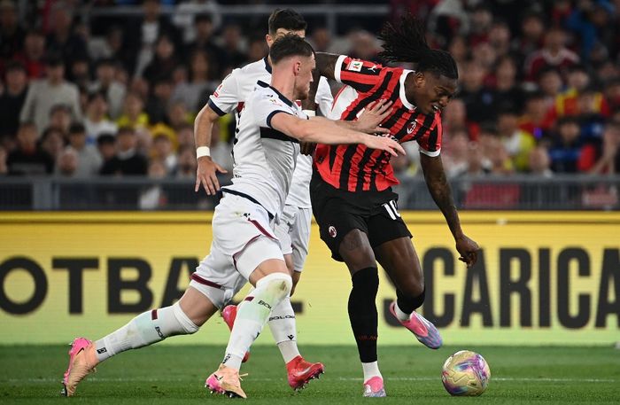 Rafael Leao berduel dengan Sam Beukema pada final Coppa Italia antara AC Milan vs Bologna di Olimpico, Roma (14/5/2025).