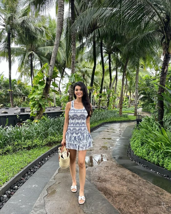 OOTD ke pantai kenakan sleeveless dress.