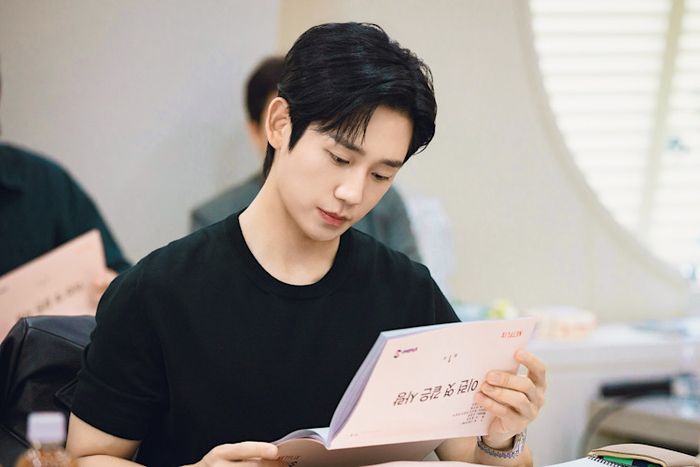 Jung Hae In dalam proses pembacaan naskah drama Lovestuck.