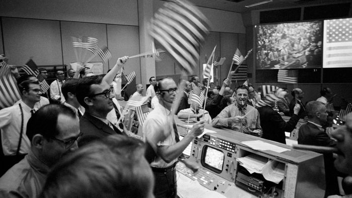 Para pengendali penerbangan merayakan keberhasilan pendaratan misi Apollo 11 di Ruang Kontrol Operasi Misi di Manned Spacecraft Center. Momen ini menjadi tonggak sejarah umat manusia ketika Neil Armstrong dan Buzz Aldrin menjadi manusia pertama yang mendarat dan berjalan di permukaan Bulan.