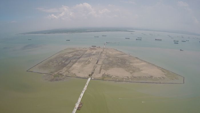 Pulau BMS di Selat Madura sesaat setelah reklamasi, Juni 2015. Pemandangan ke arah timur, ke arah Madura.