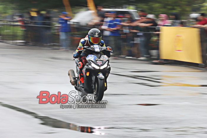Salah satu pembalap Yamaha Aerox sedang memacu kendarannya saat beertanding pada Yamaha Cup Race 2024 di Sport Center Rumbai, Pekanbaru, Riau, Minggu (18/5/2025).