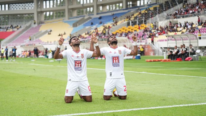 Dua pemain Malut United Yakob Sayuri (kiri) dan Yance Sayuri (Kanan).