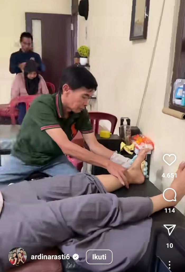 Ardina Rasti mengalami ligamen kaki robek. Akibatnya, ia harus menggunakan tongkat untuk aktivitas sehari-hari.