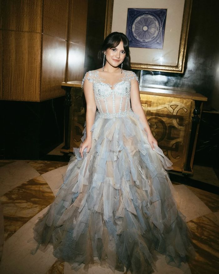 Marsha Aruan kenakan gaun Eddy Betty.